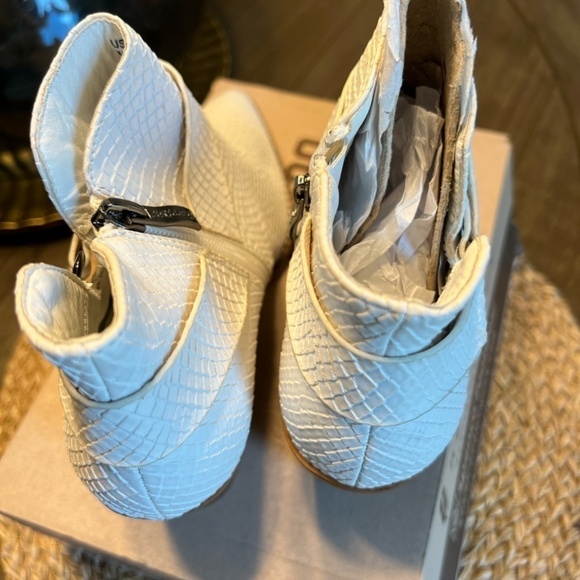 New ARIDER GIRL White Ankle Booties Size 6 - Picture 6 of 8